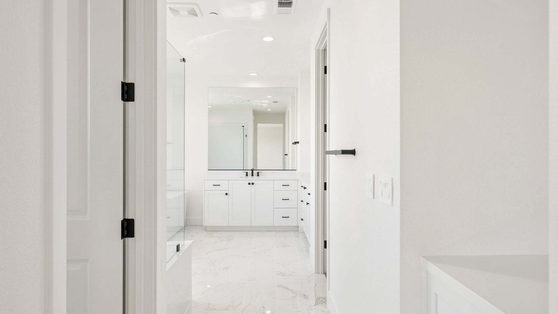 Apricot Estates by Trumark Homes in Brentwood, CA I Lot 44 I Primary Bathroom