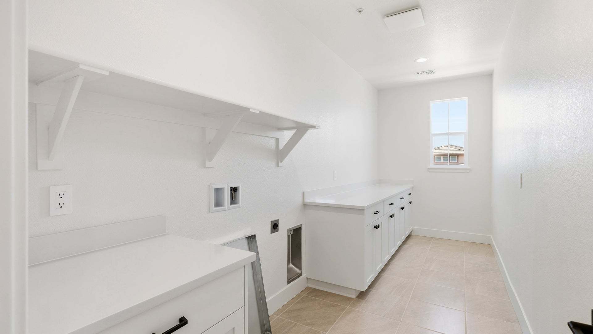 Apricot Estates by Trumark Homes in Brentwood, CA I Lot 44 I Laundry Room