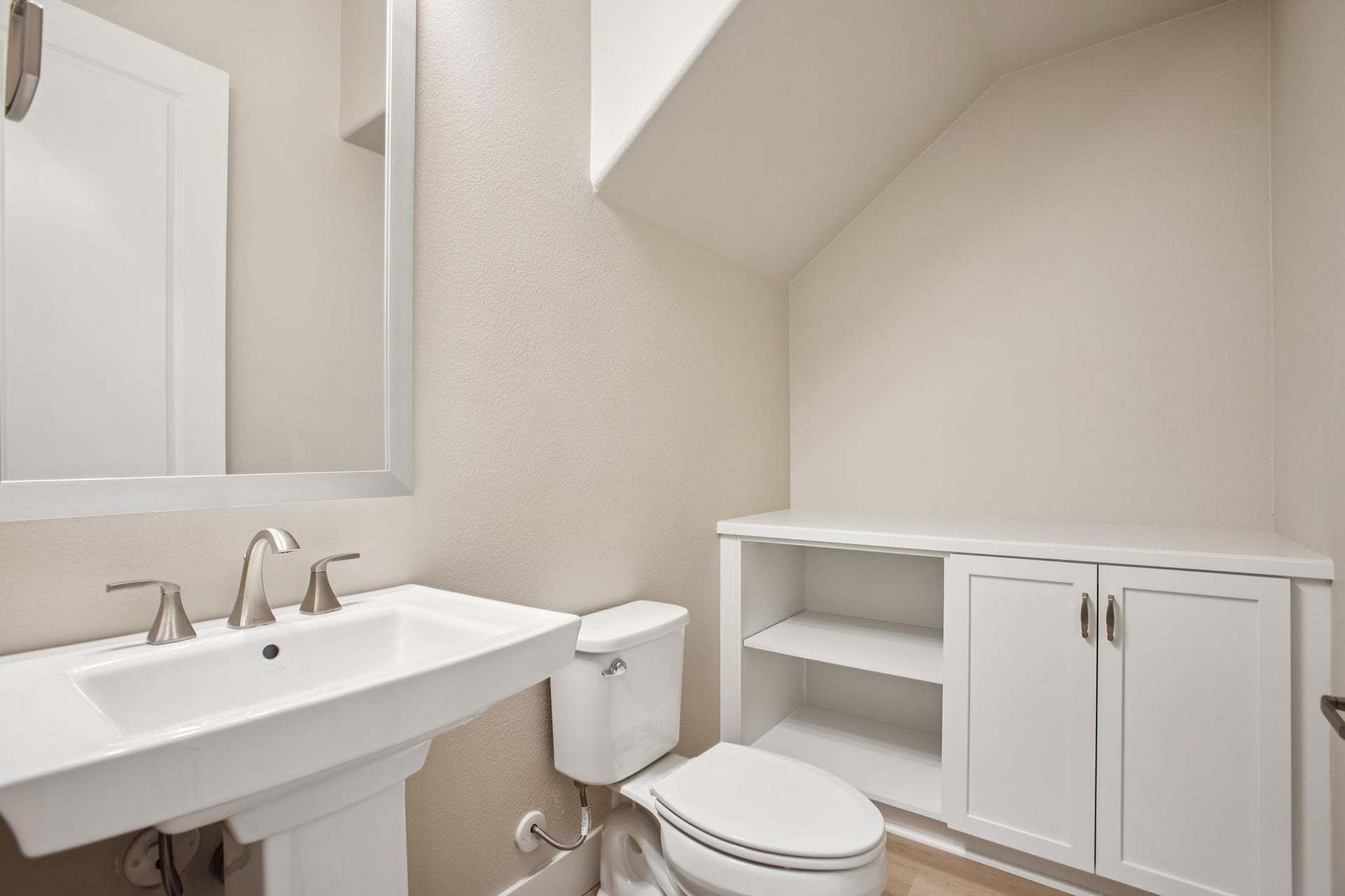 Homesite 907 | Powder Bathroom