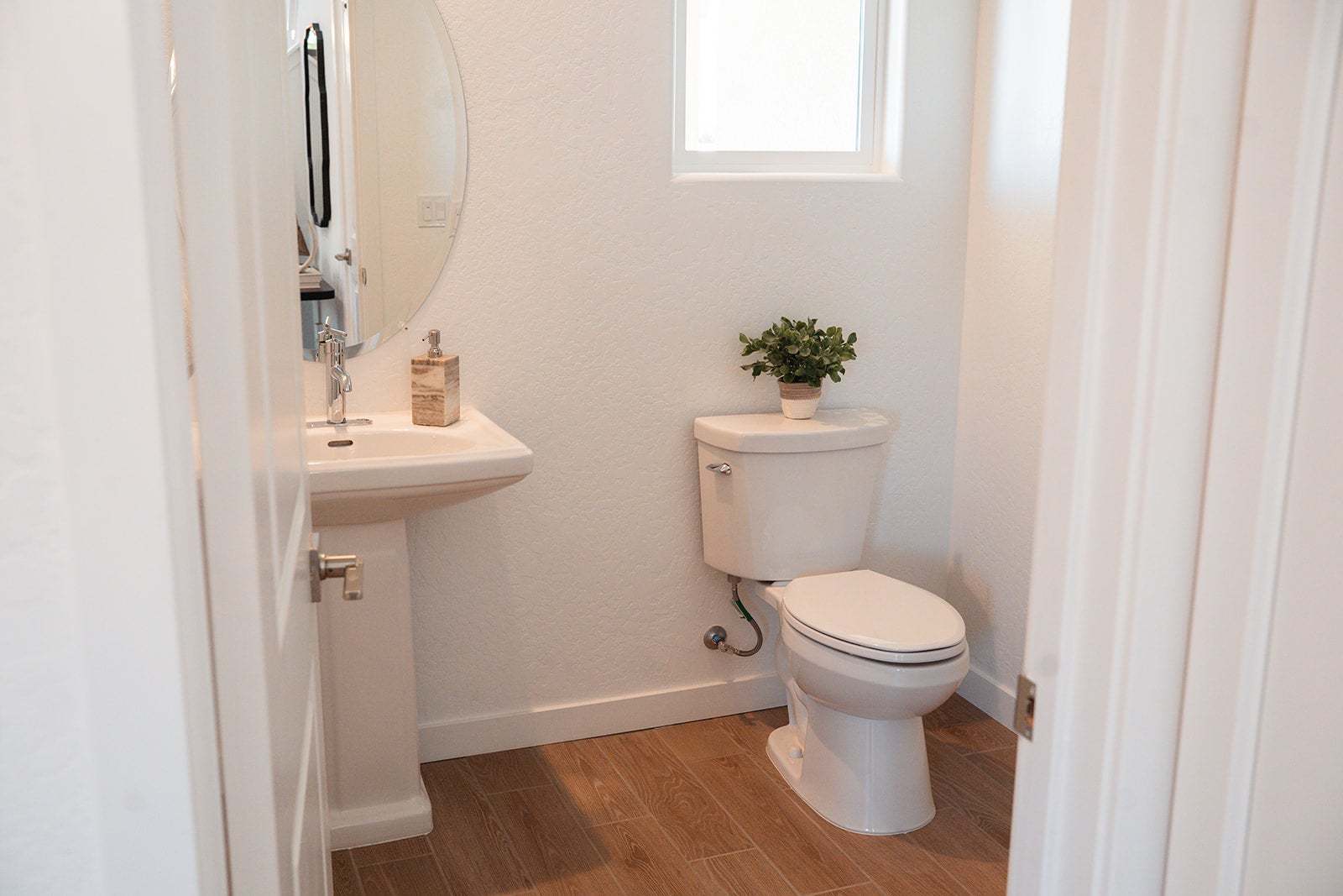 Ariette at Oak Place | Canto Model | Powder Bathroom