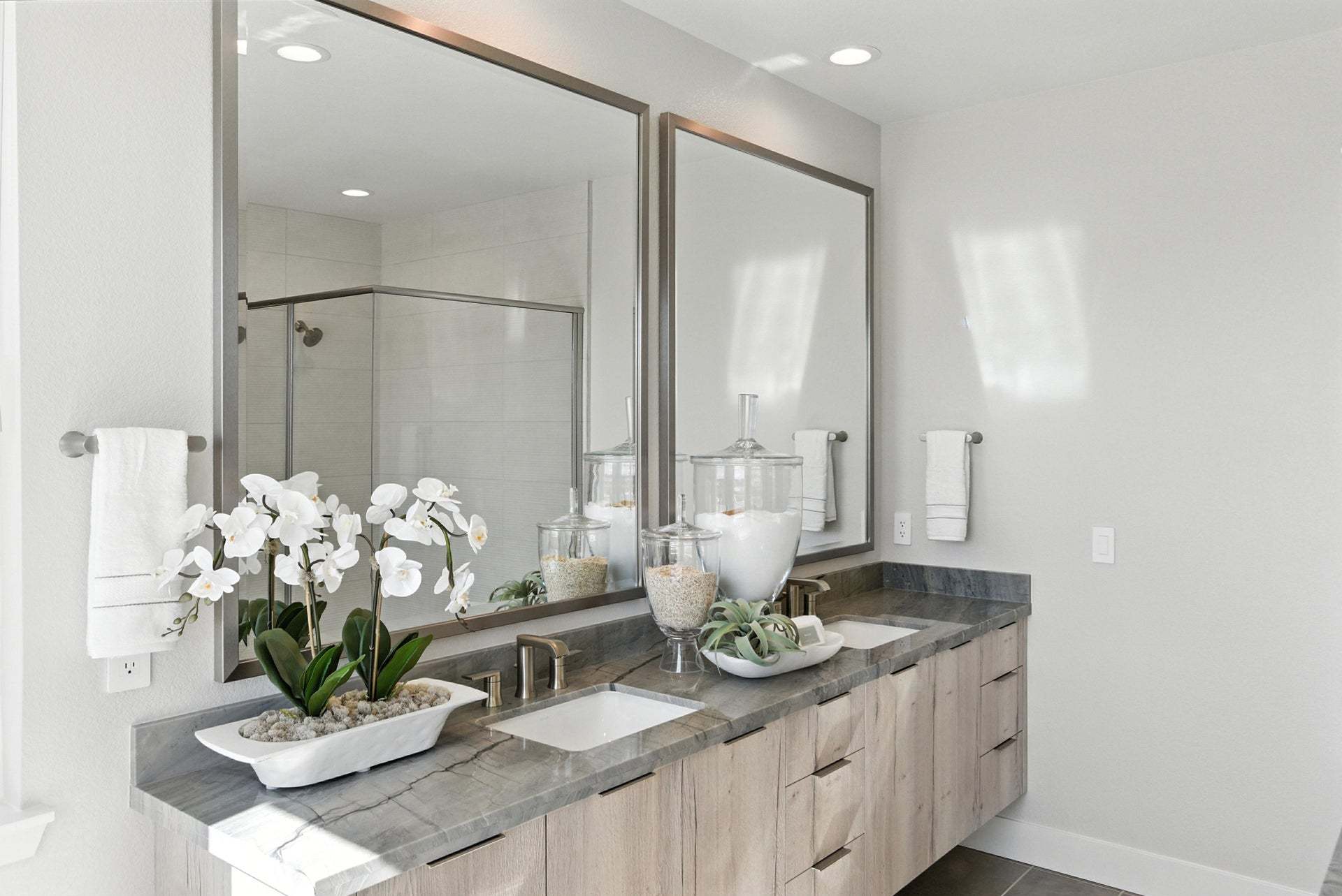Apricot Estates by Trumark Homes in Brentwood, CA I Residence 2 Model I Dual Vanities