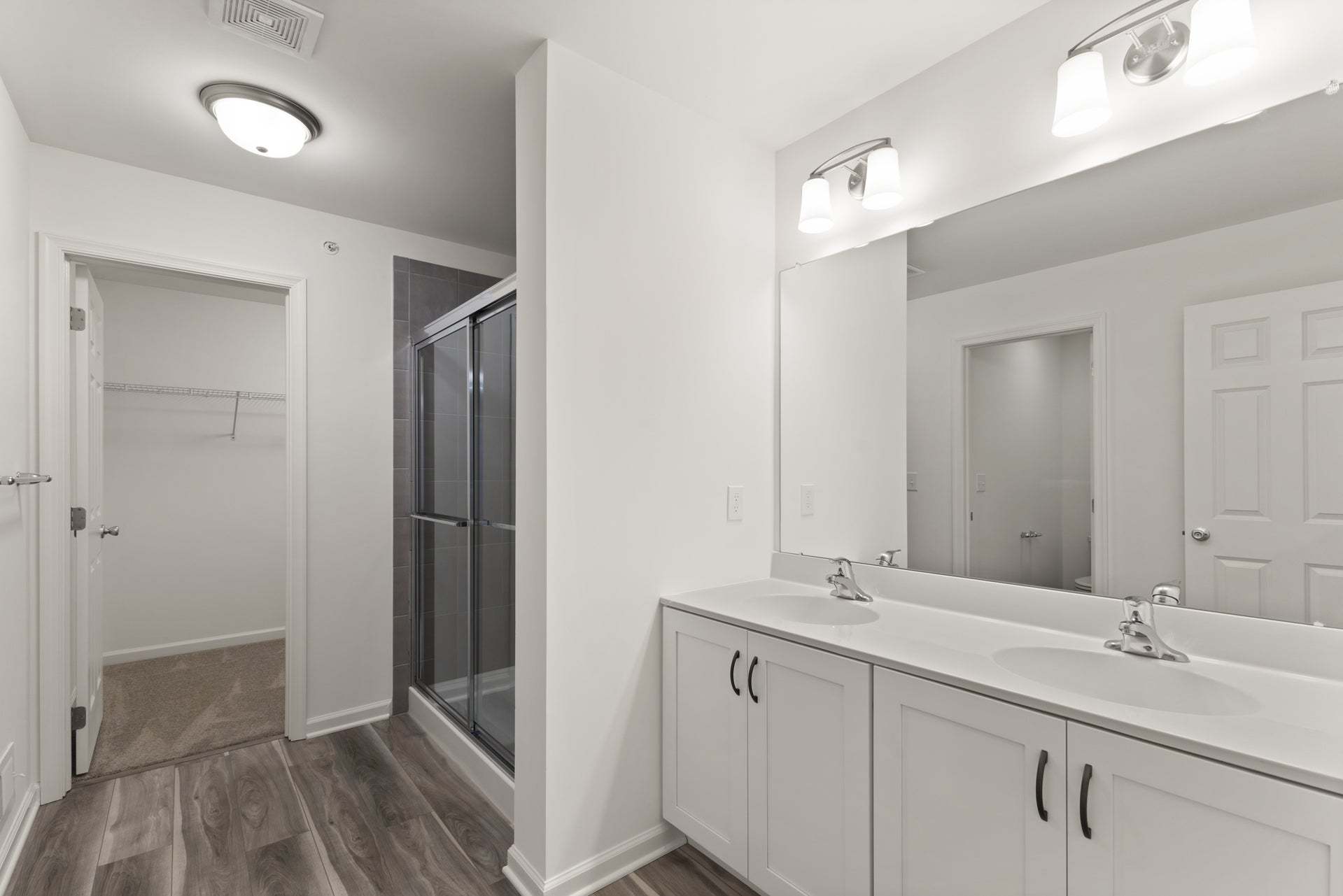 Grayson Owner's Bath