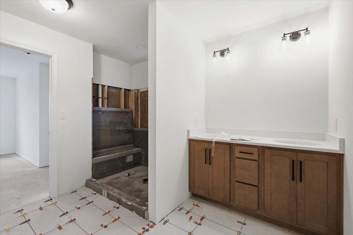Owners' Bath #2 (2nd Floor)