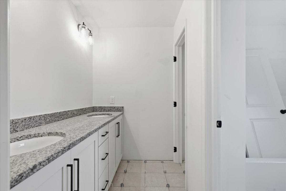 Hall Bath (2nd Floor)