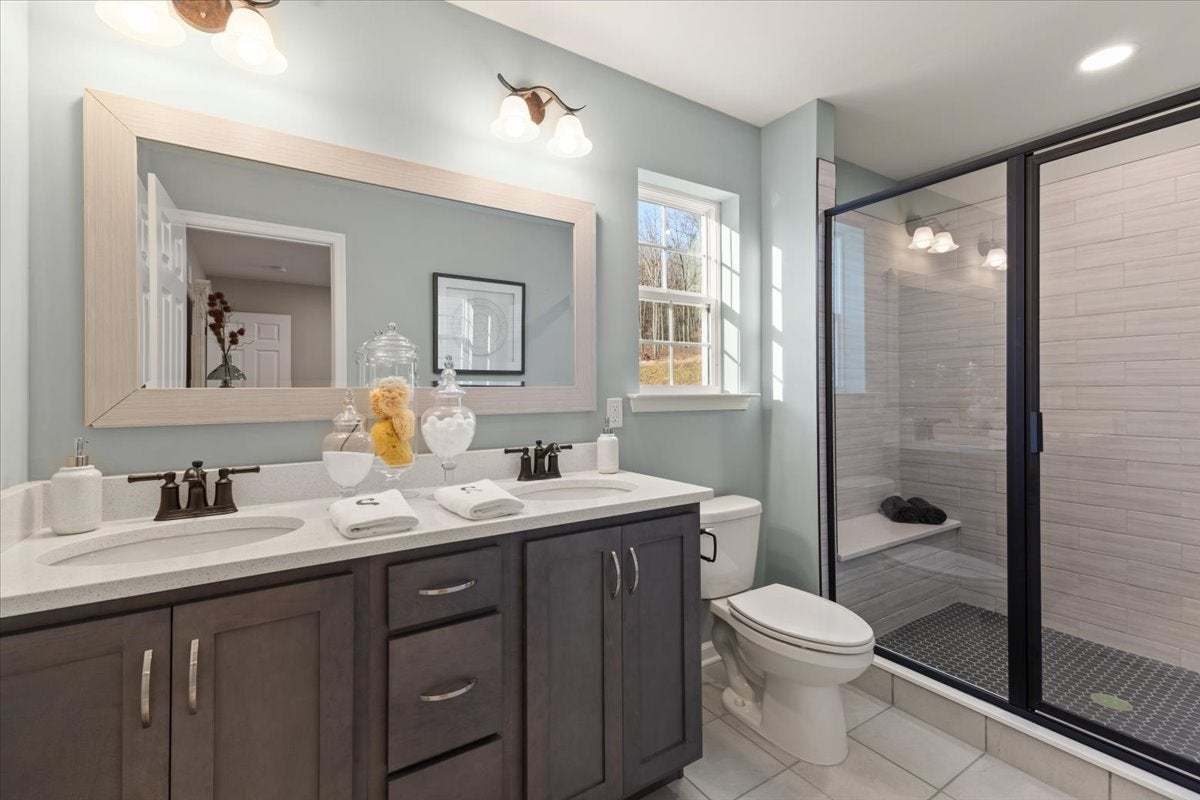 Mia Owner's Bath
