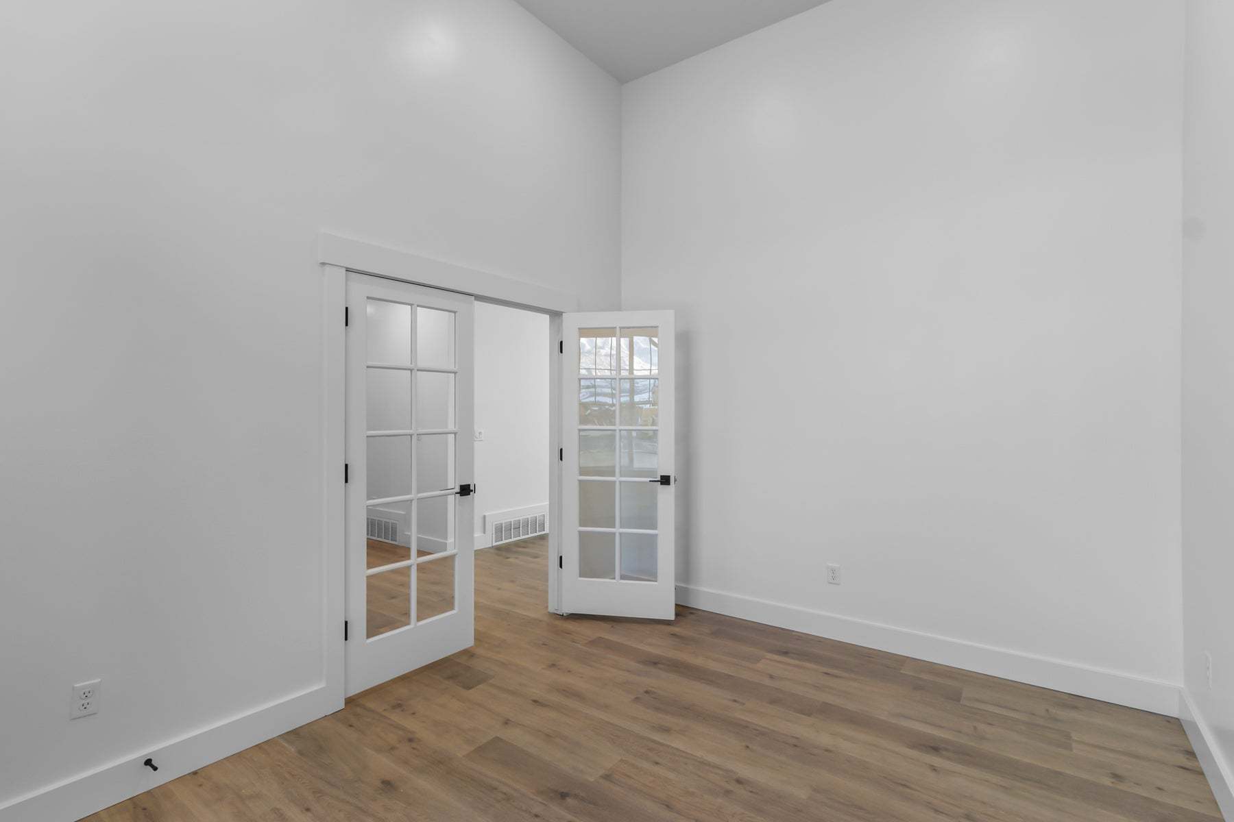 *Finished home photos are representational images only. Chat with sales agent for details.