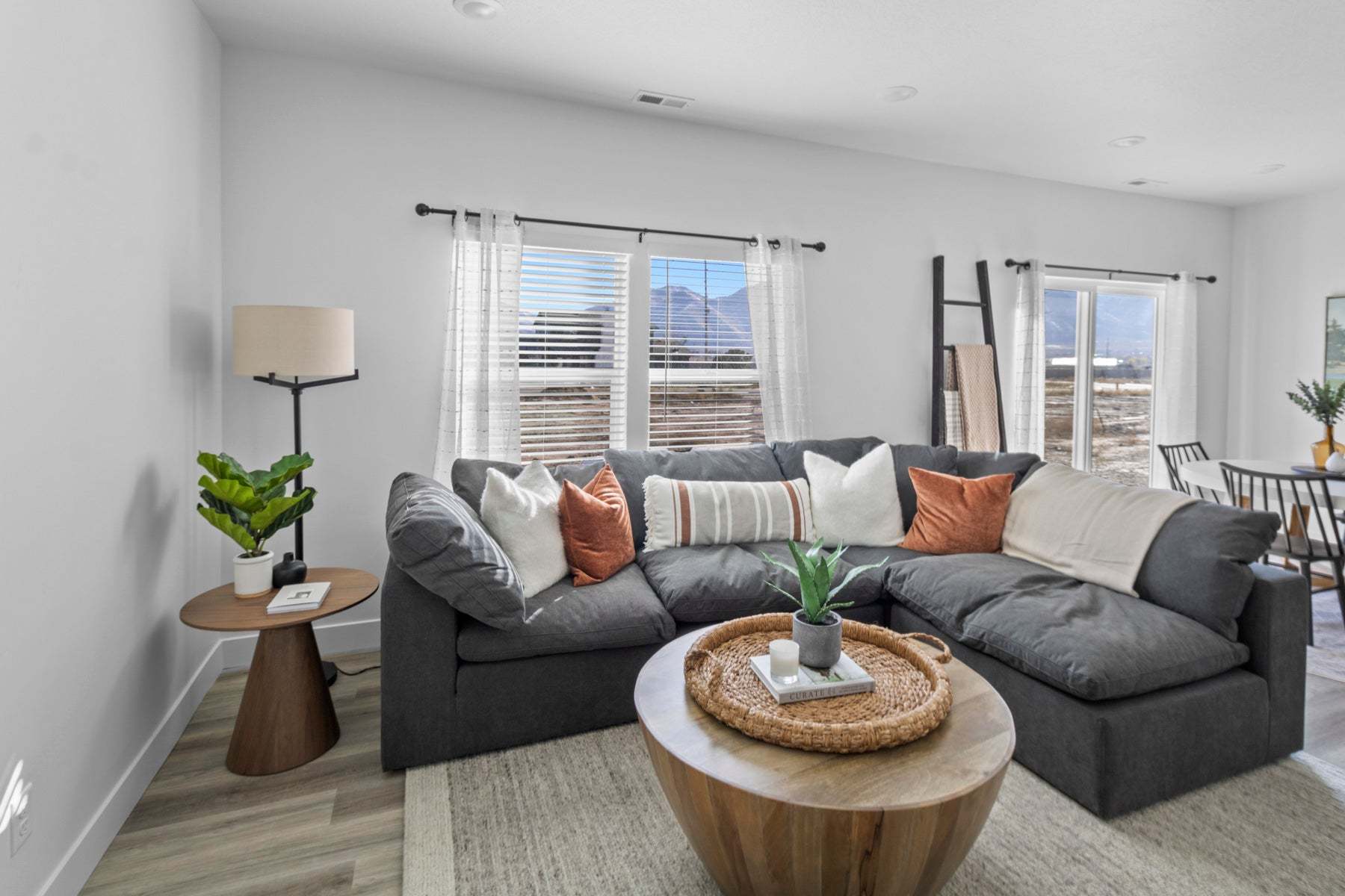 Sugar Creek - Logan (Townhomes) por Visionary Homes en Logan Utah
