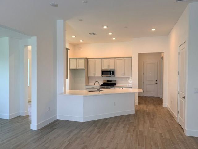Sweetwater open floor plan eat in kitchen