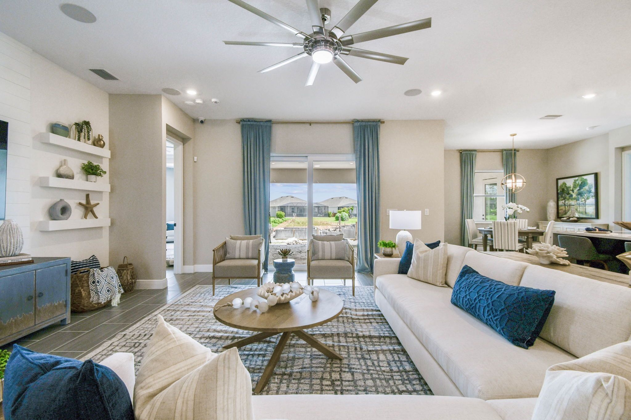 Living room - exterior center