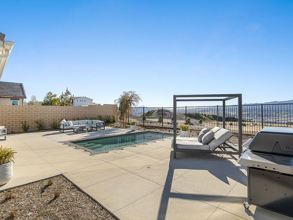 WR Meadow Plan 7 Model Home Poolside View