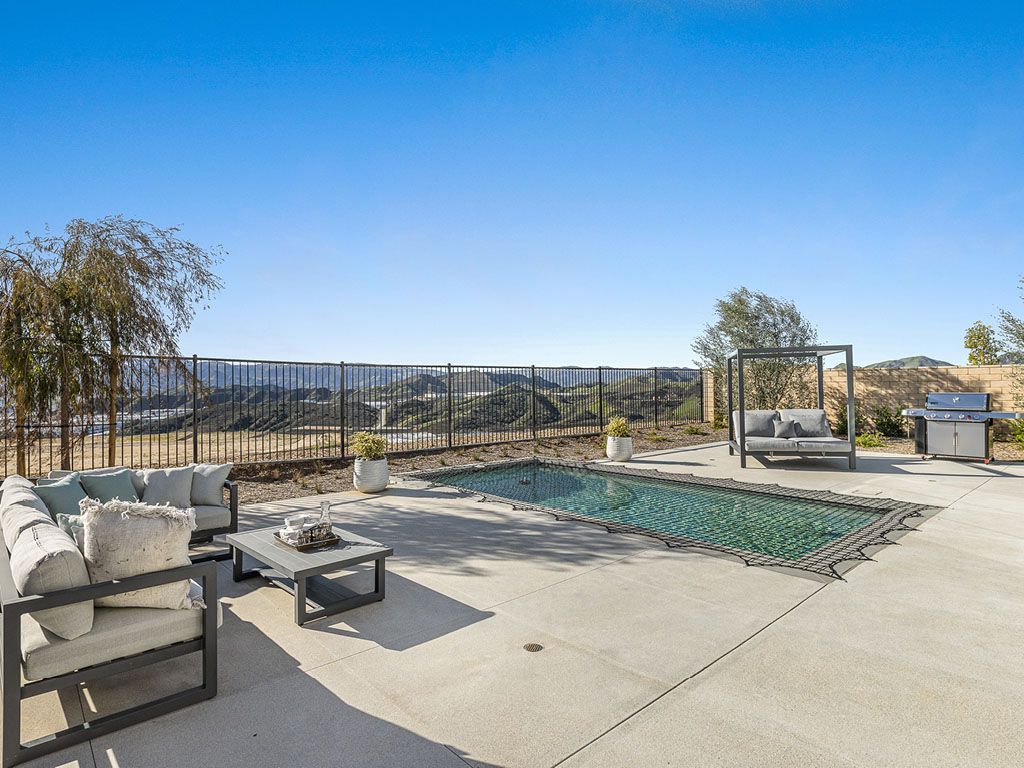 WR Meadow Plan 7 Model Home Poolside View