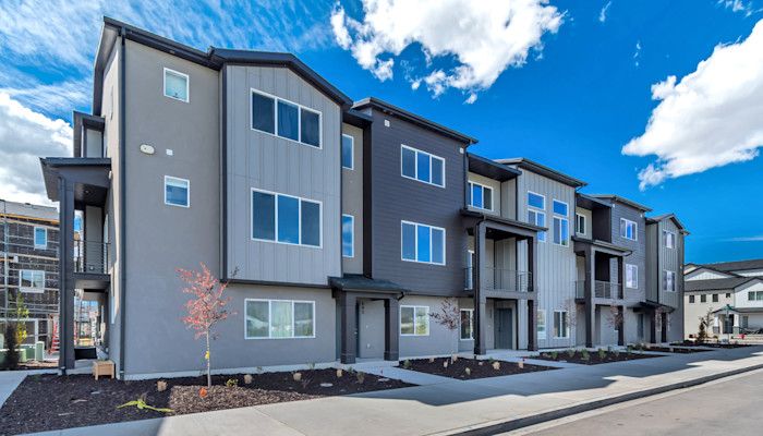 Regency at Meadowbrook por Woodside Homes en Provo-Orem Utah