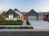 Ivy Gate Series at Farmstead por Woodside Homes en Fresno California