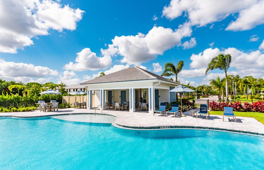 Amenity Pool & Lounge