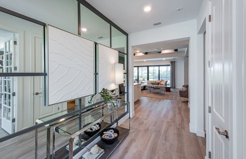 Open foyer with large walk way | Model Representation