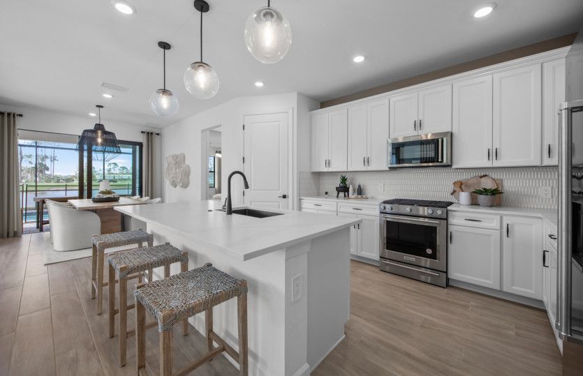 Kitchen with decorative back-splash and large center island
