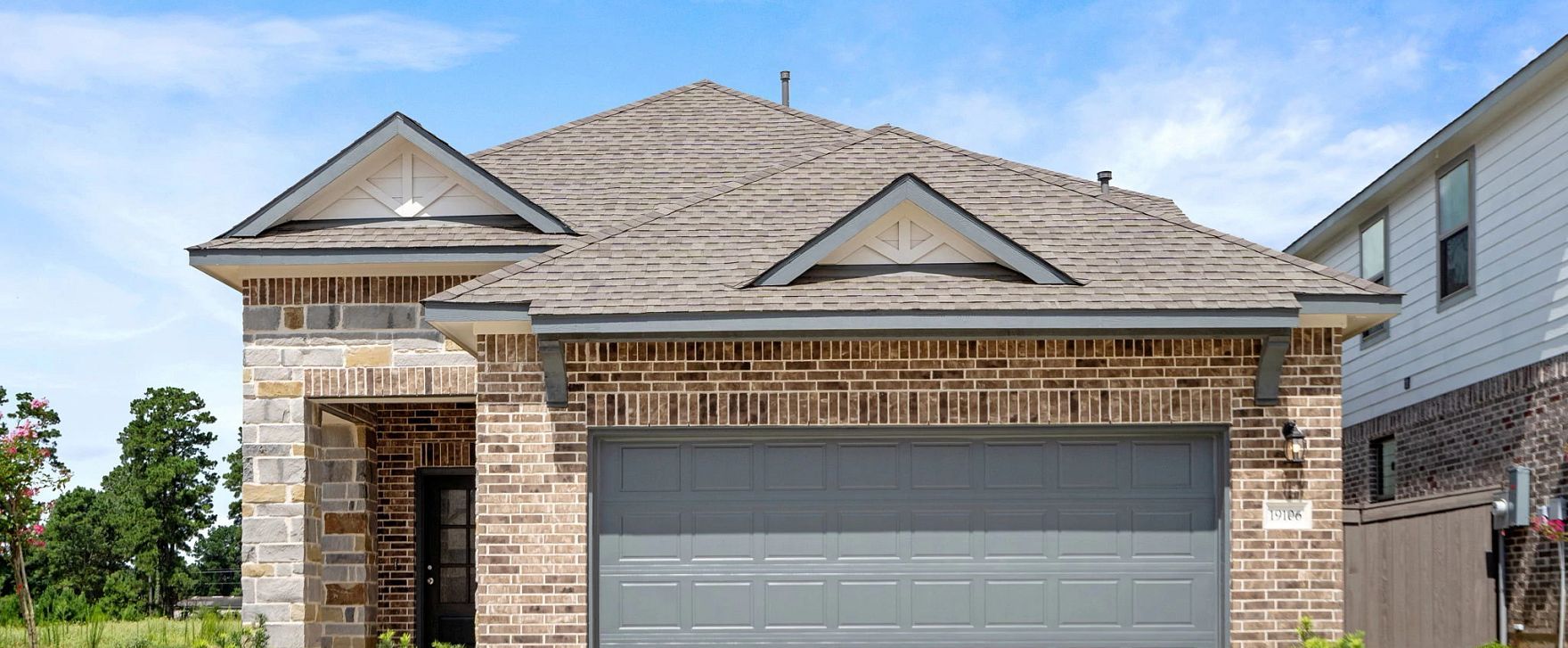 Interior:Welcome home to 19106 Hazel Firs Lane located in the community of Emory Glen and zoned to Magnolia