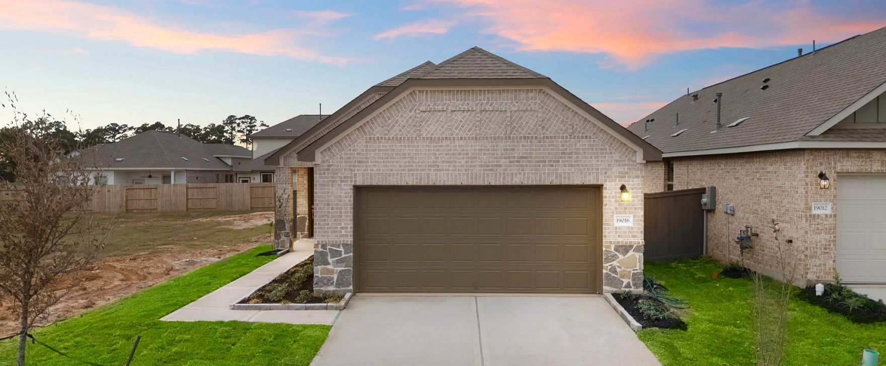 Interior:Welcome home to 19016 Magnolia Willow Lane located in the community of Emory Glen and zoned to