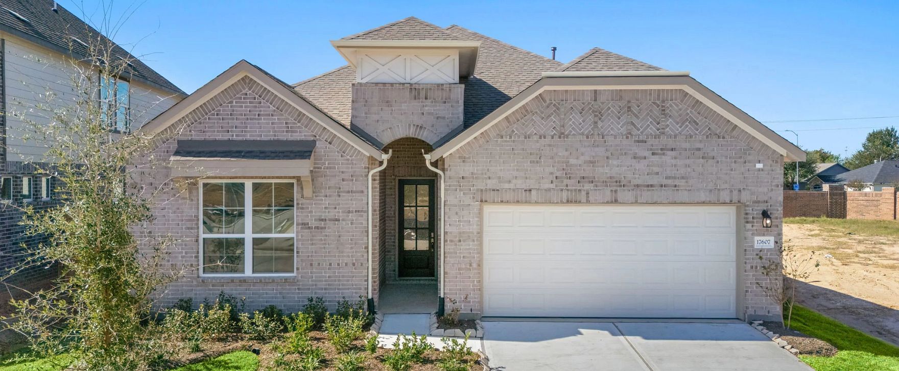 Interior:Welcome home to 17607 Lavender Blossom Lane located in the community of Dellrose and zoned to Waller