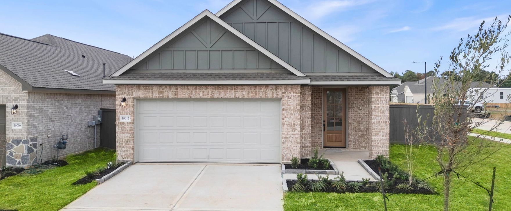 Interior:Welcome home to 19012 Magnolia Willow Lane located in the community of Emory Glen and zoned to