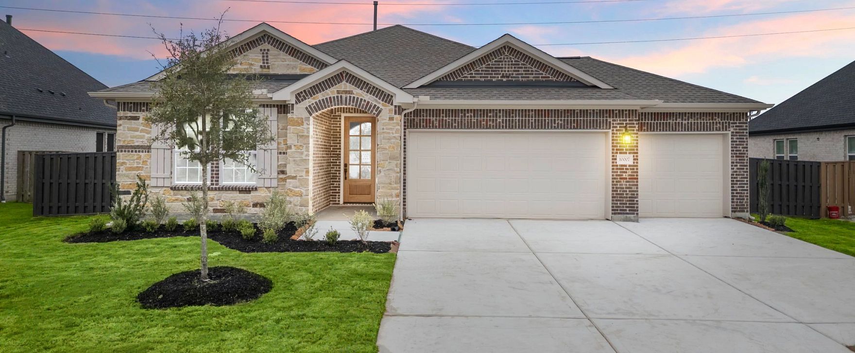 Interior:Welcome home to 10007 Goliad Drive located in the community of Blue Heron Estates and zoned to