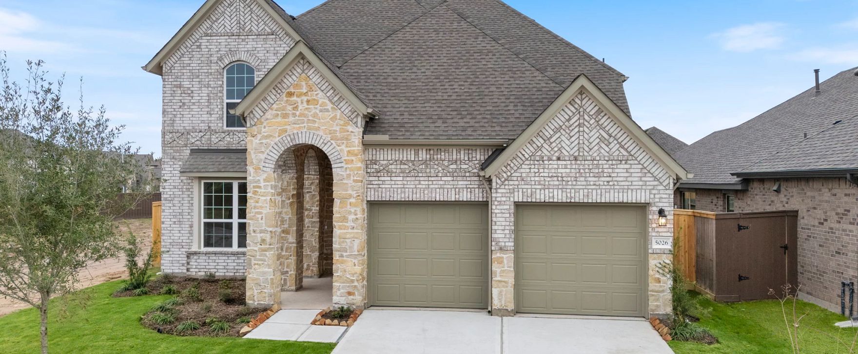 Interior:Welcome home to 5026 Jackson Robert Path located in the community of Brookwater and zoned to Lamar