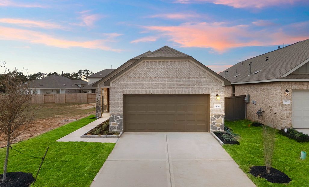 Interior:Welcome home to 19016 Magnolia Willow Lane located in the community of Emory Glen and zoned to