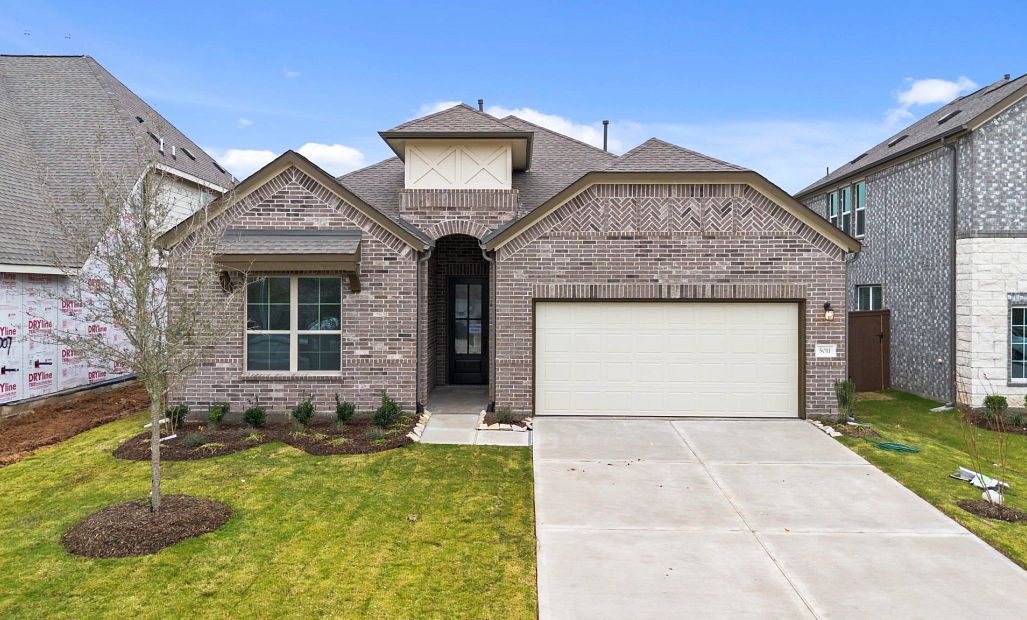 Interior:Welcome home to 5011 Field Sparrow Lane located in the Brookewater Community, and zoned to Lamar