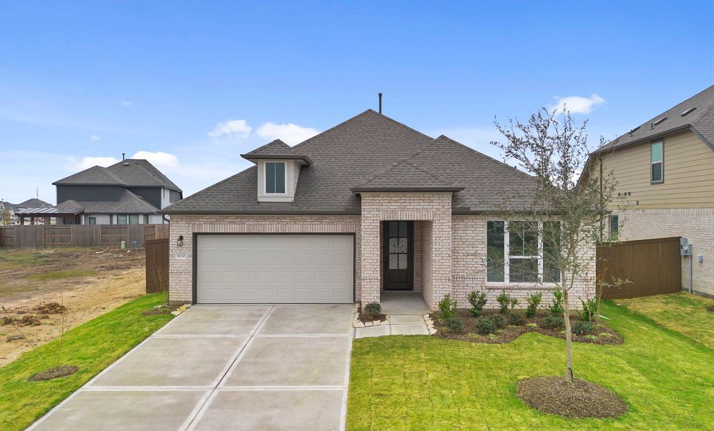 Interior:Welcome home to 5030 Field Sparrow Lane located in the Brookewater Community and zoned to Lamar