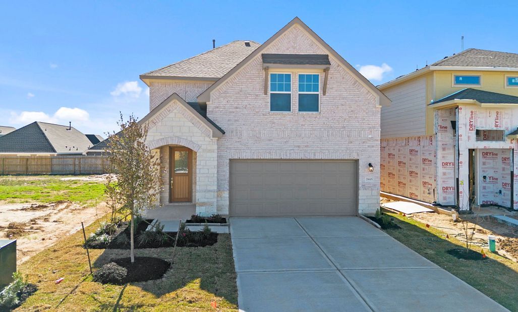 Interior:Welcome home to 21615 Foxes Trove Trail located in the Emory Glen Community and zoned to Magnolia