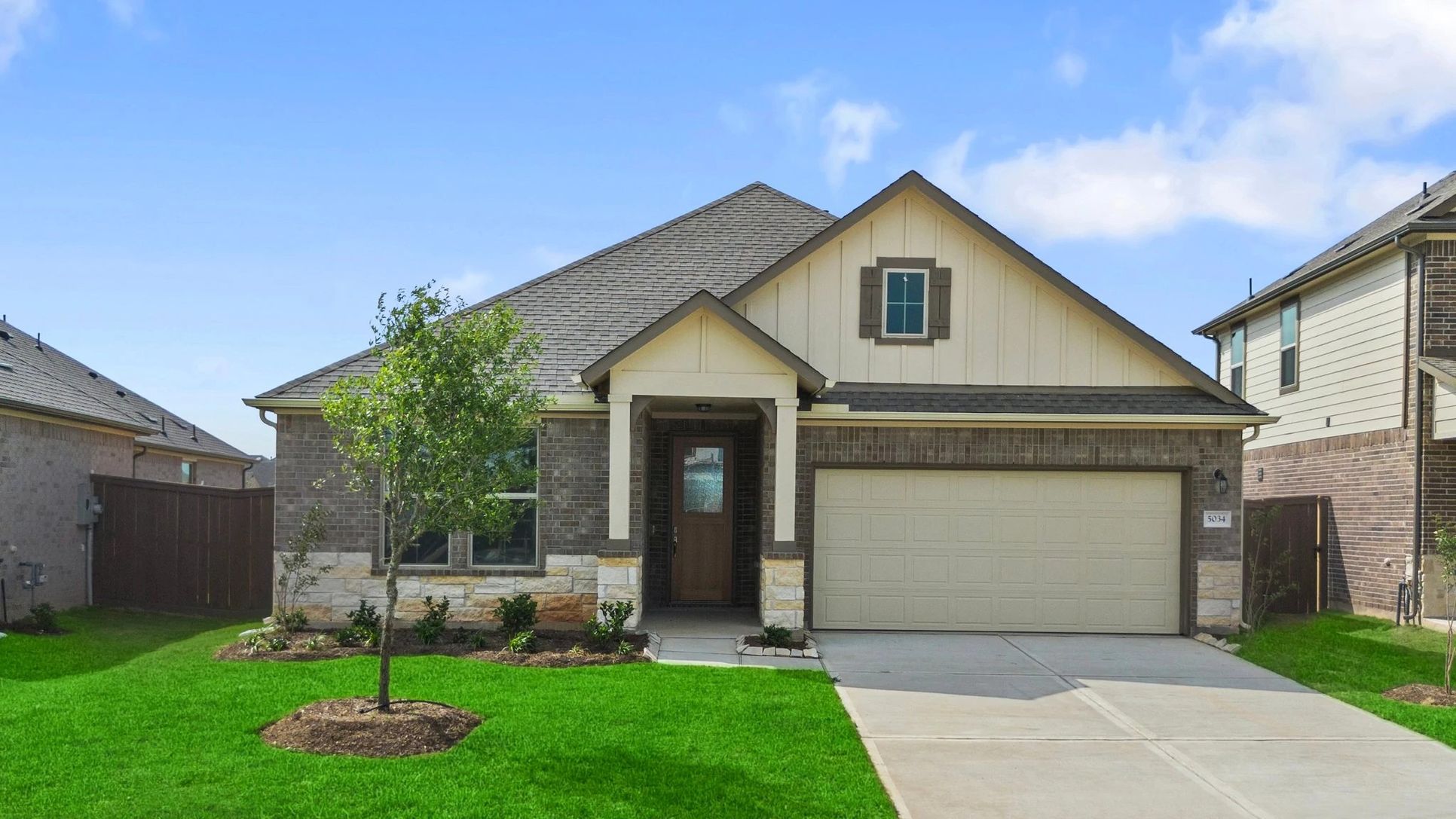 Interior:Welcome home to 5034 Waxwing Drive located in the community of Brookewater and zoned to Lamar CISD.