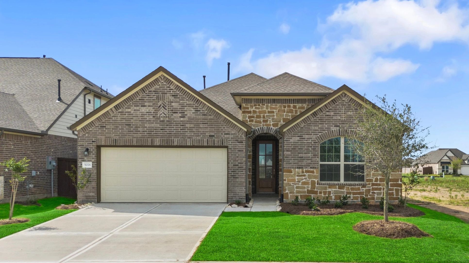 Interior:Welcome home to 5026 Waxwing Drive located in the community of Brookewater and zoned to Lamar CISD.