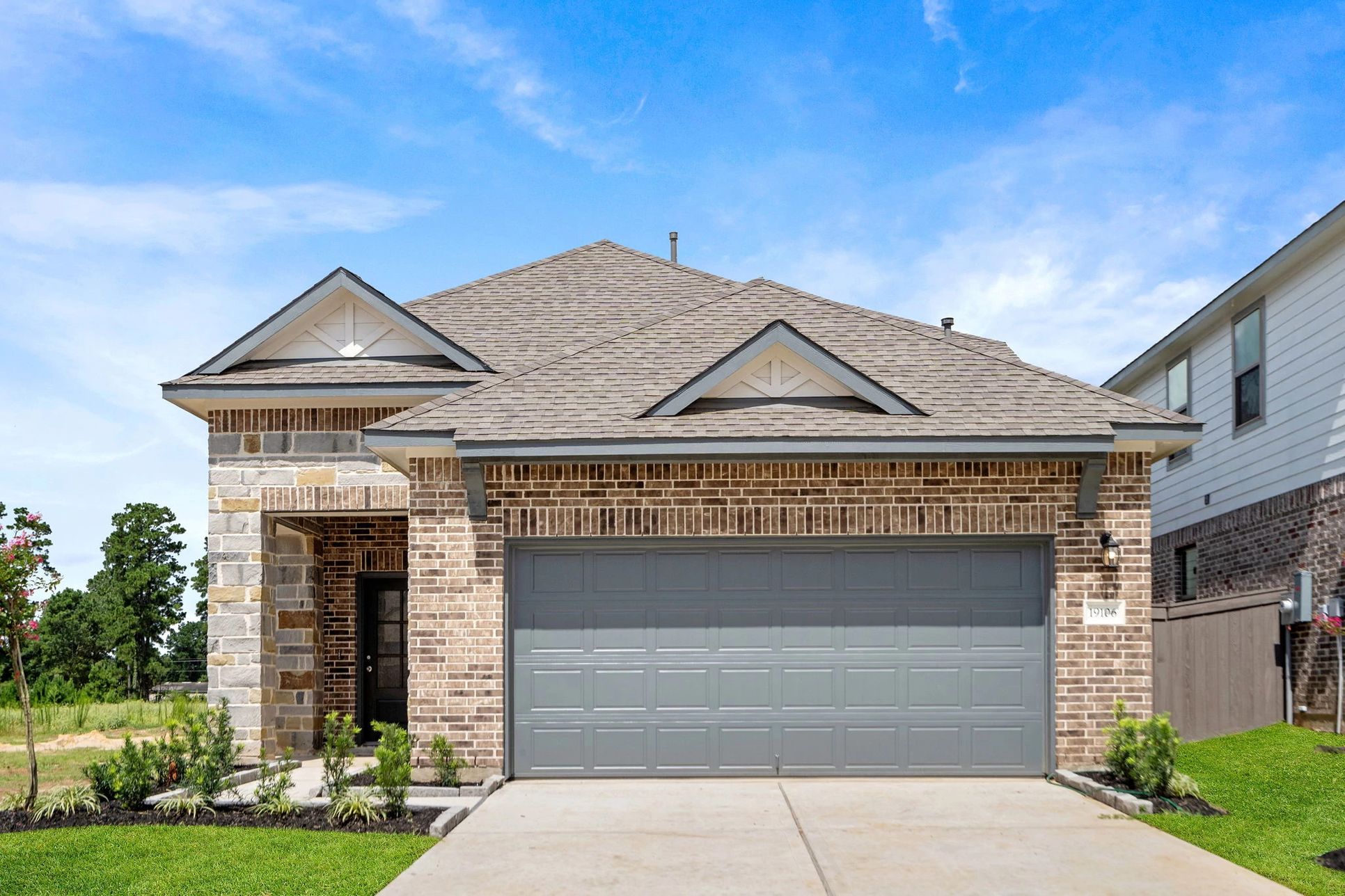 Interior:Welcome home to 19106 Hazel Firs Lane located in the community of Emory Glen and zoned to Magnolia