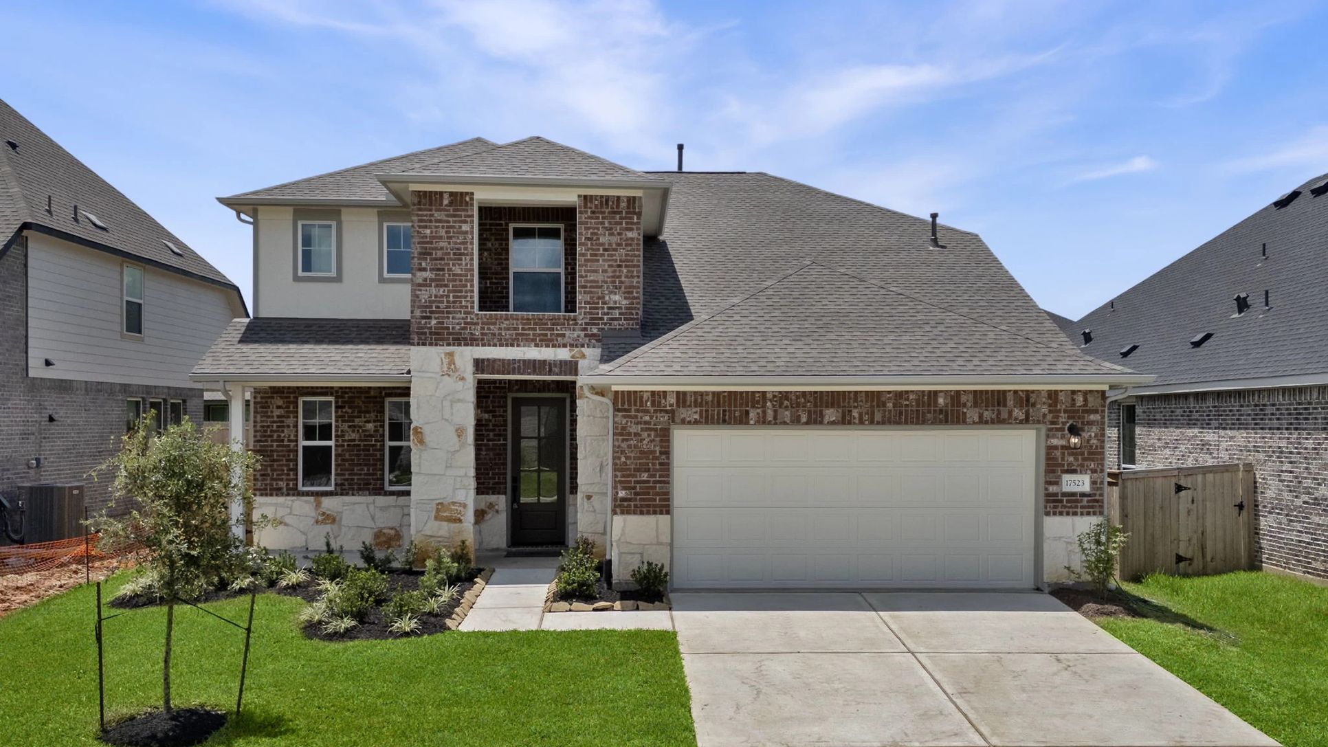 Interior:Welcome home to 17523 Tulip Willow Way located in the community of Dellrose and zoned to Waller ISD.