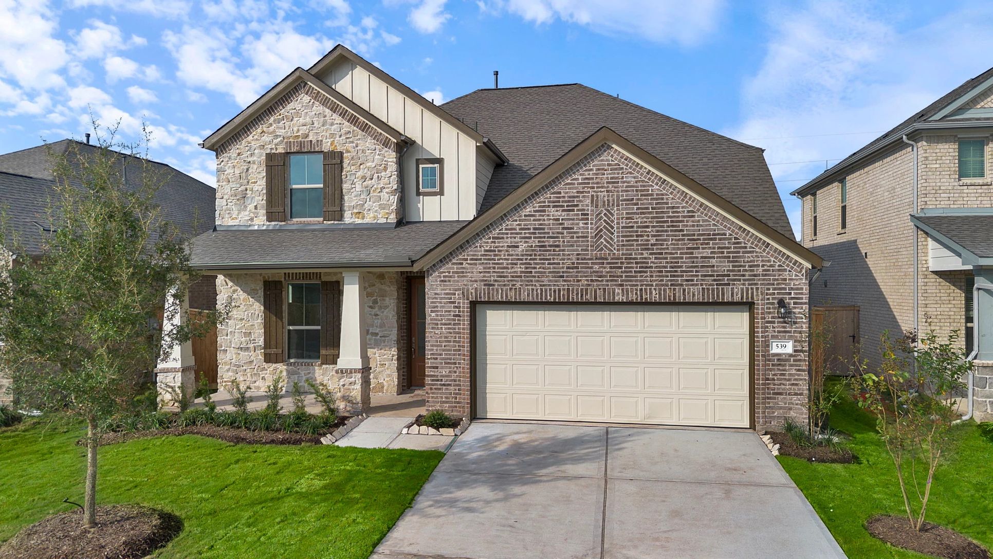 Interior:Welcome home to 539 Selaura Drive located in the community of Brookwater and zoned to Lamar CISD.