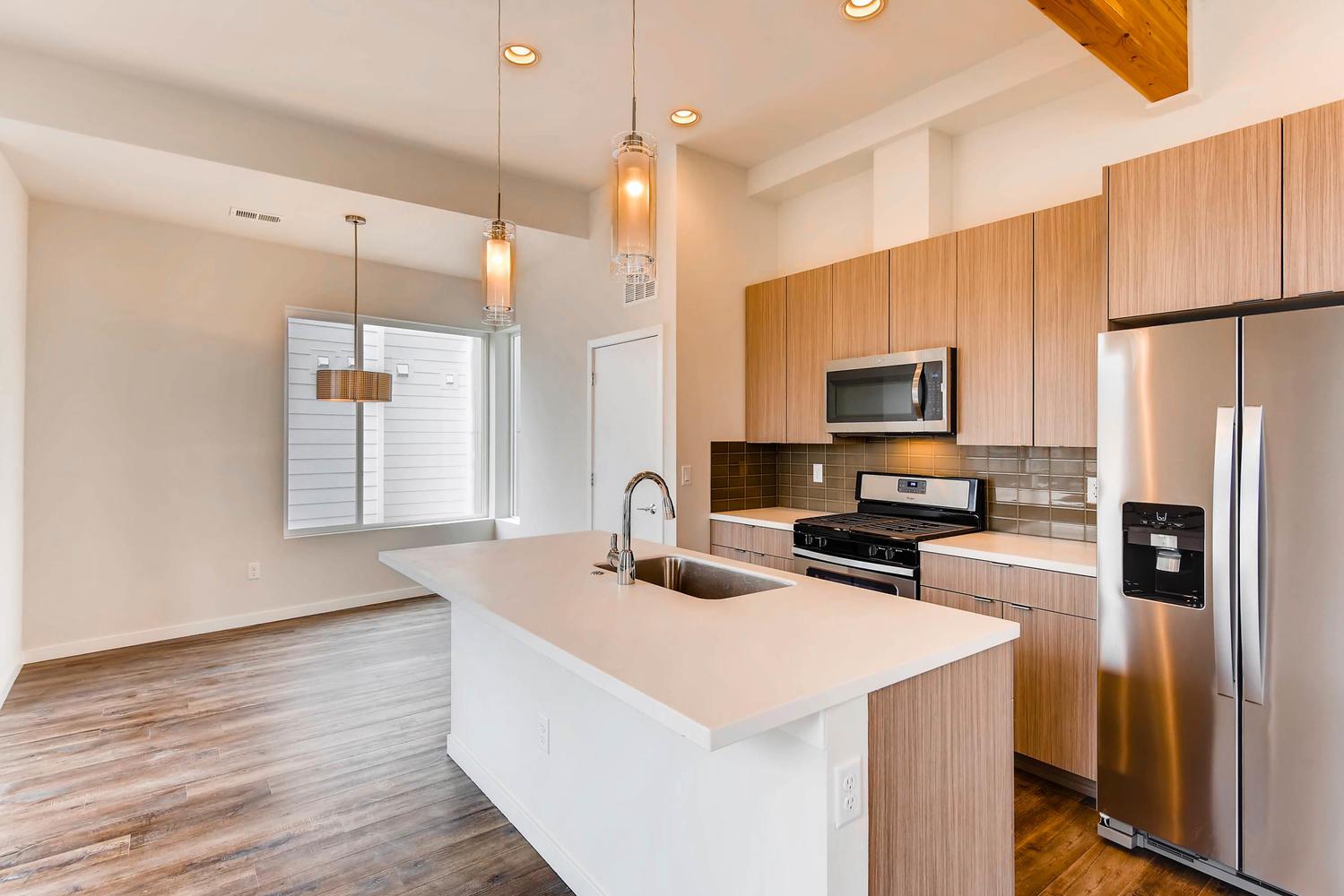 1239 Tennyson,80204