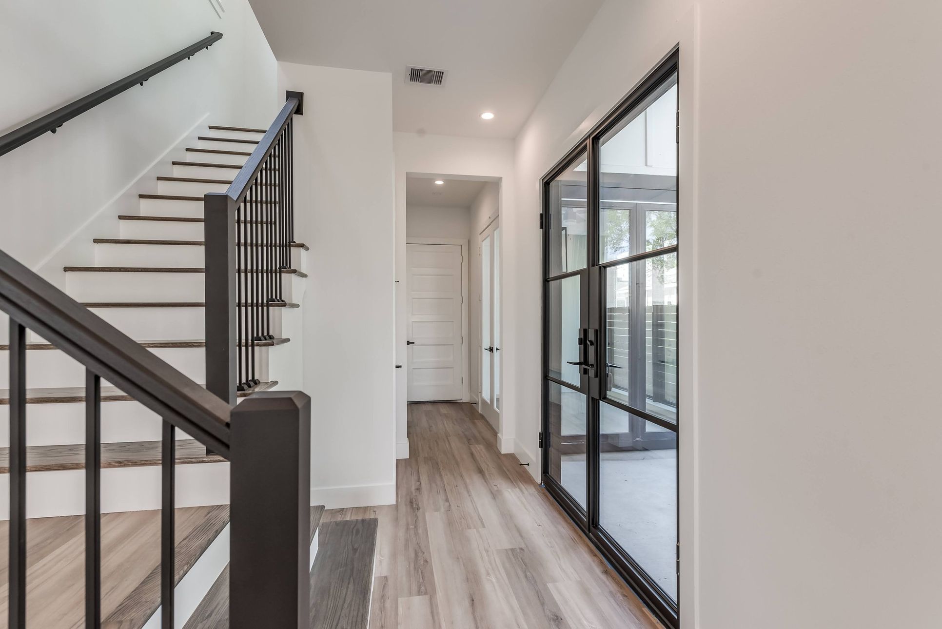 Modern Farmhouses,77018