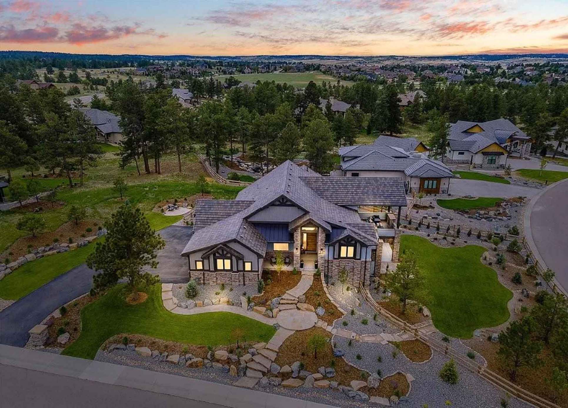 JW Luxury Homes,80134