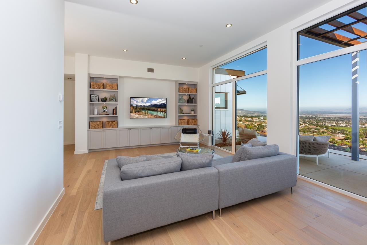 Dvele Homes,92037