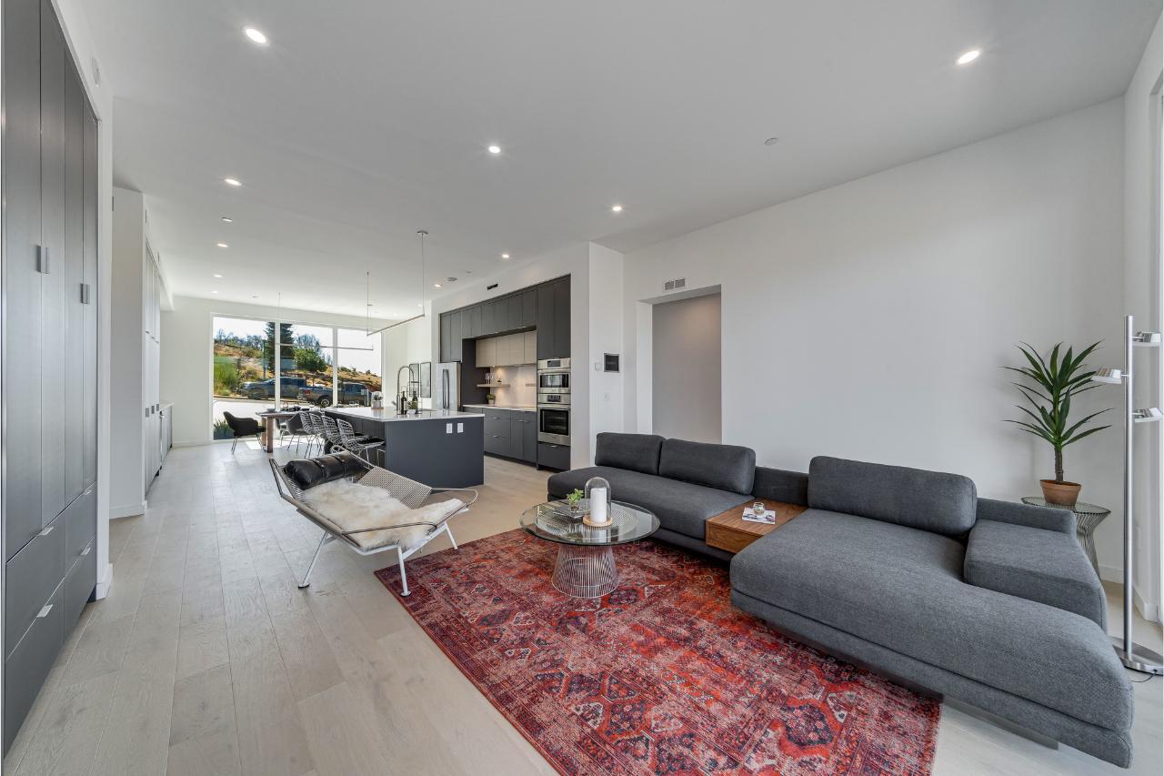 Dvele Homes,92037