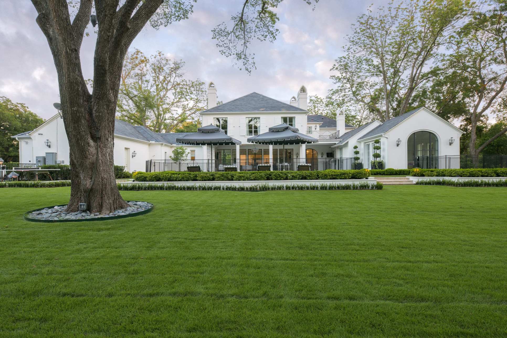 Robert Elliott Custom Homes,75204