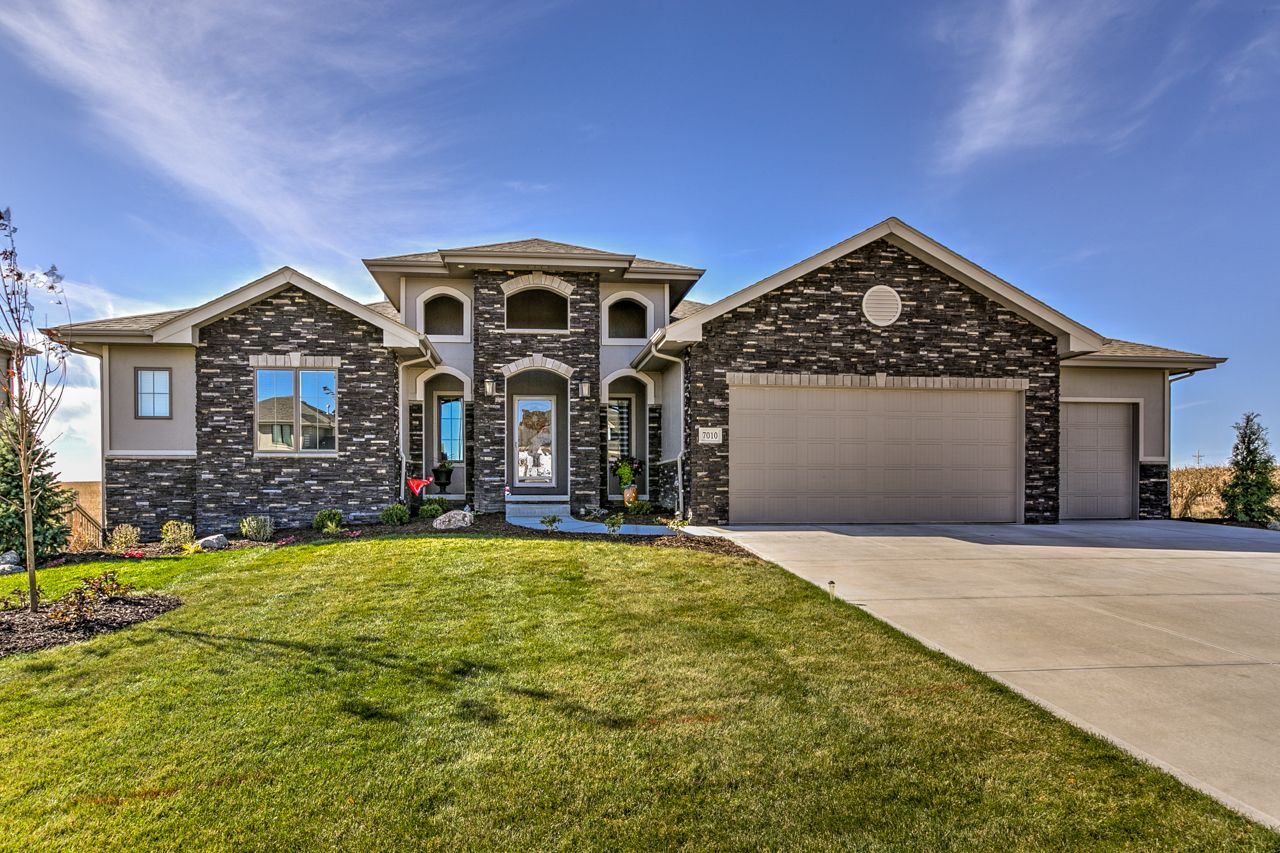 Bluestone Custom Builders,68145