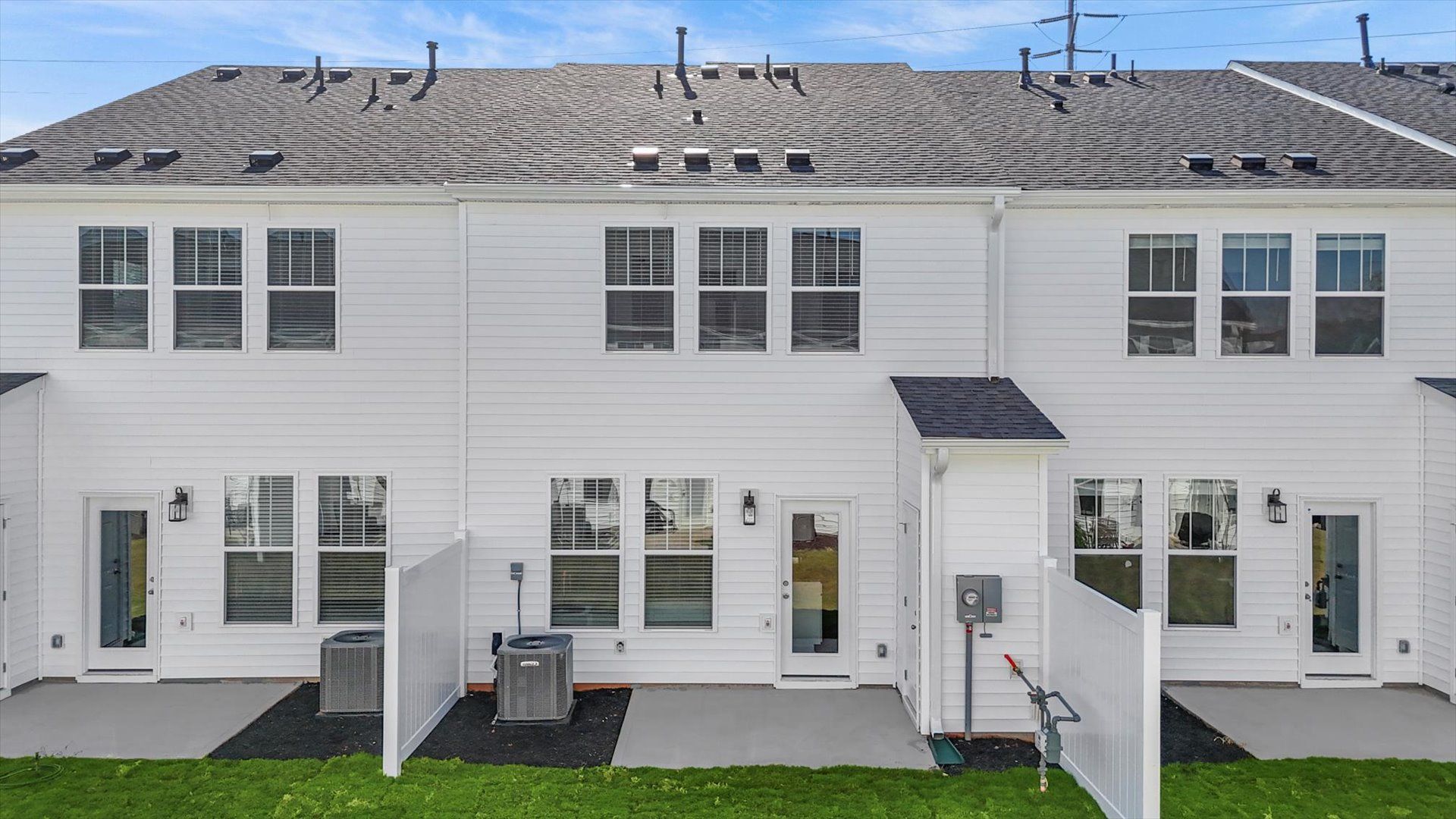 Functional design and eye-catching details in this accomplished townhome at Hickory Heights:Exclusive townhome in Hickory Heights with elegant design and high standards