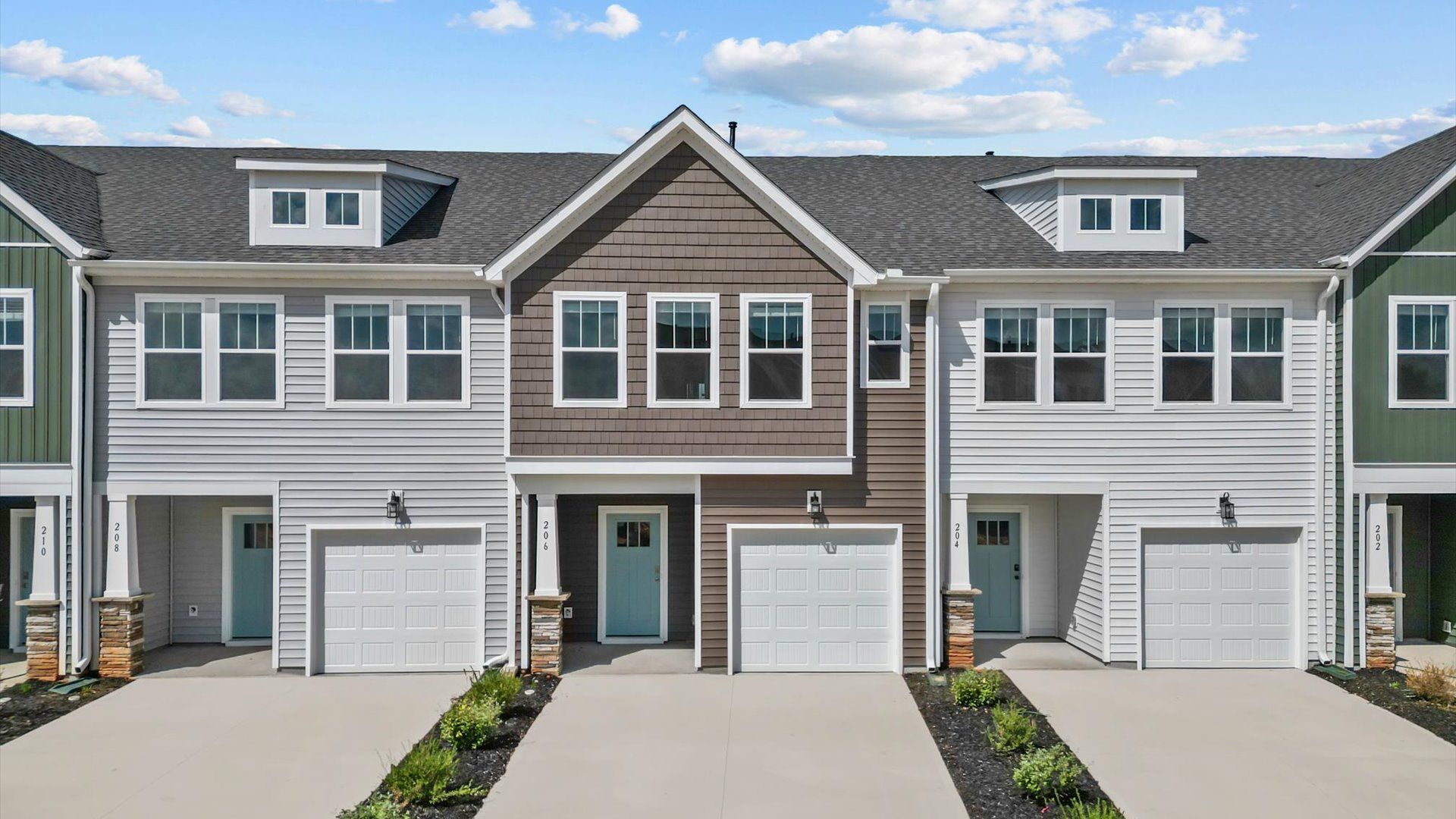 Functional design and eye-catching details in this accomplished townhome at Saluda Crossing:Desirable location and established charm in this superior two-story townhome community in Piedmont, SC