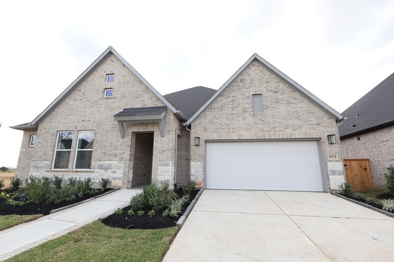 Exterior:Exterior Front