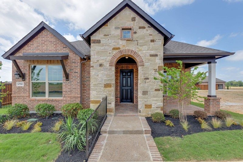 Exterior:The Silverhall - A Exterior