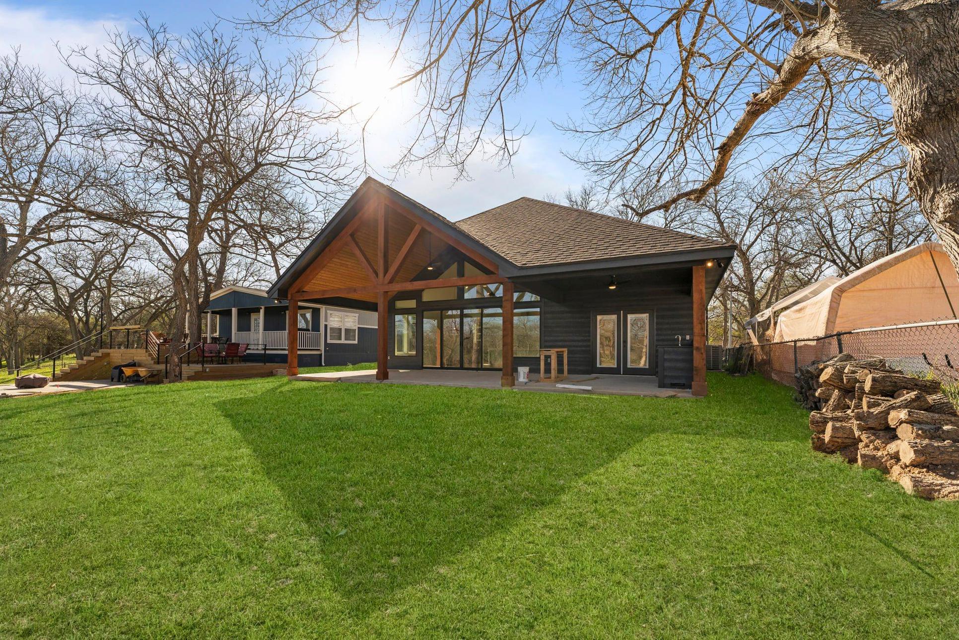 D&D Custom Homes,78121