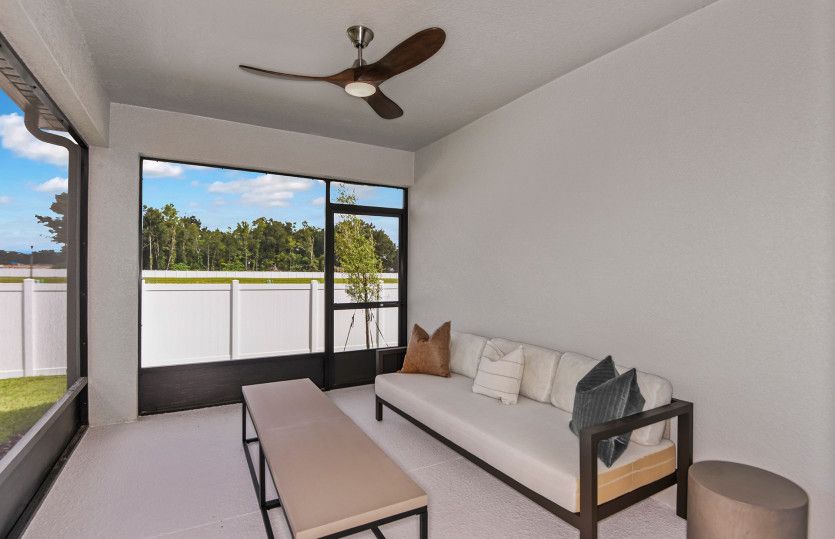 Daylen:Spacious Covered Lanai