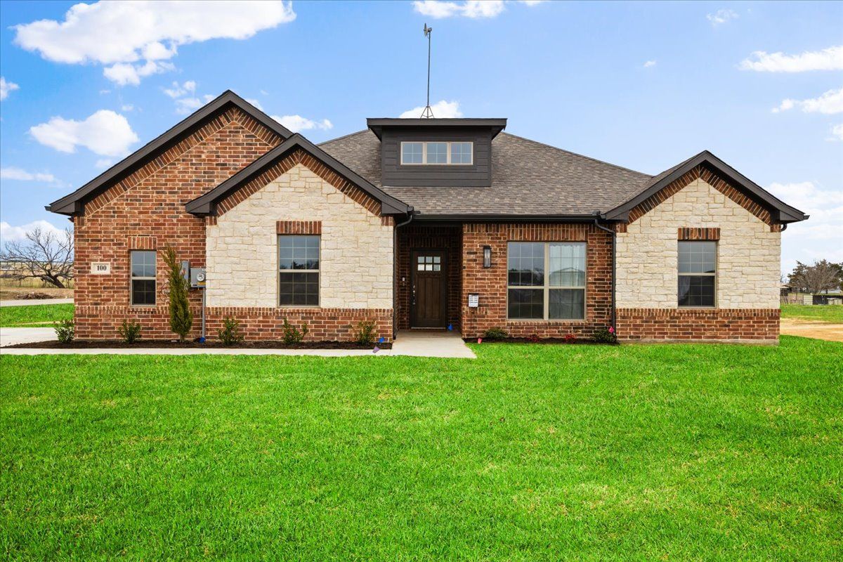 100 Annabel Dr in Paradise, TX