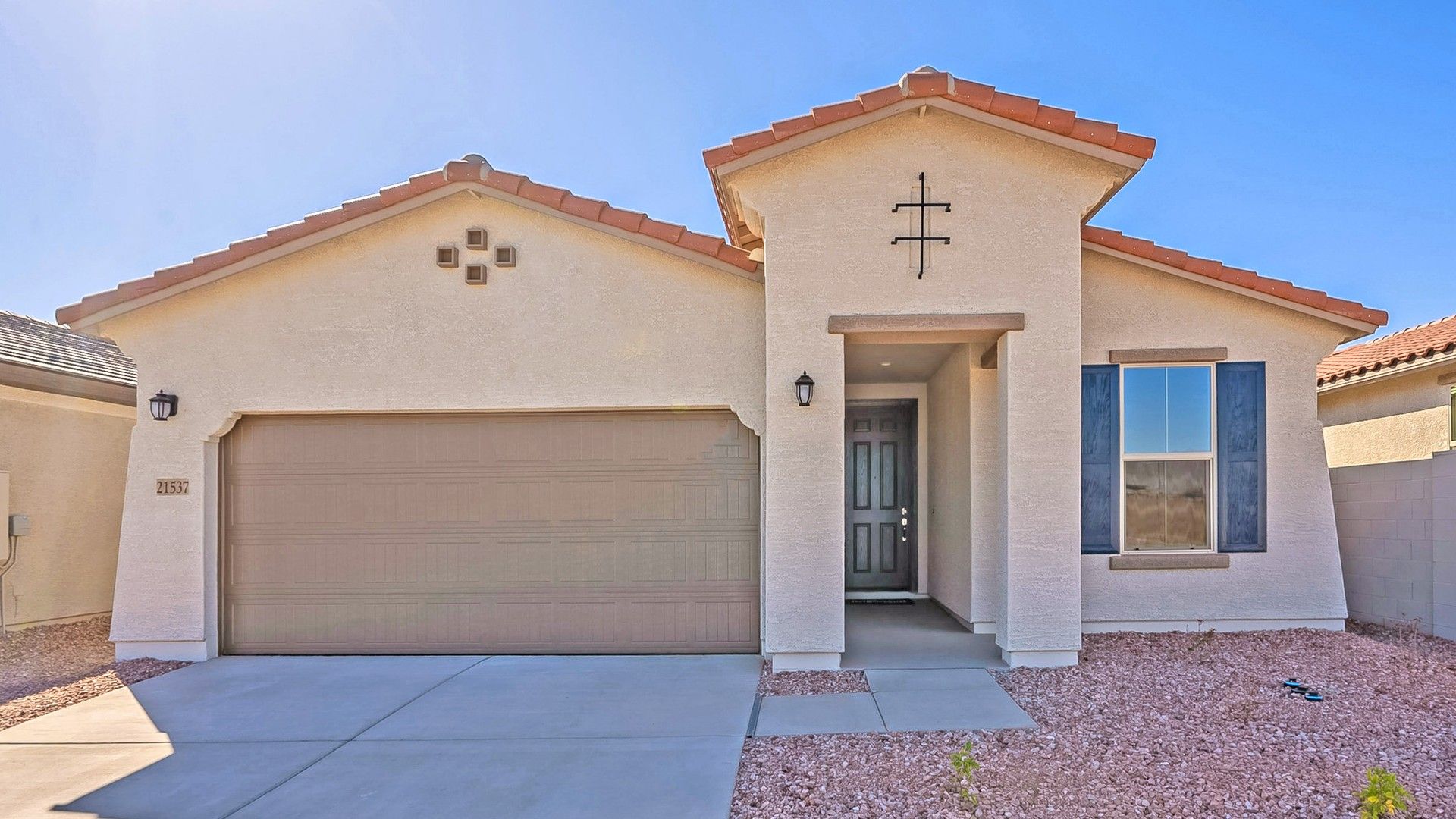 Modern Stucco Home in Sienna Park, Gilbert with Clay Tile Roof:Elegant stucco facade and terracotta roof tiles define this luxurious Gilbert residence in Sienna Park.